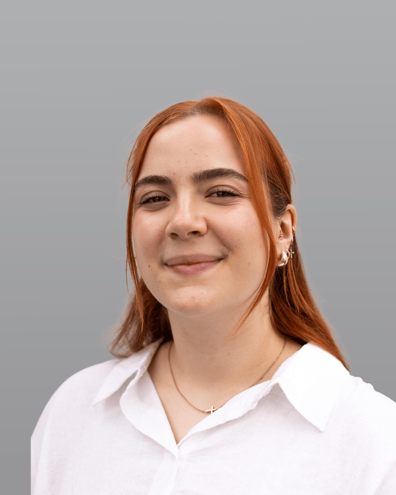Laura mit grauen Hintergrund